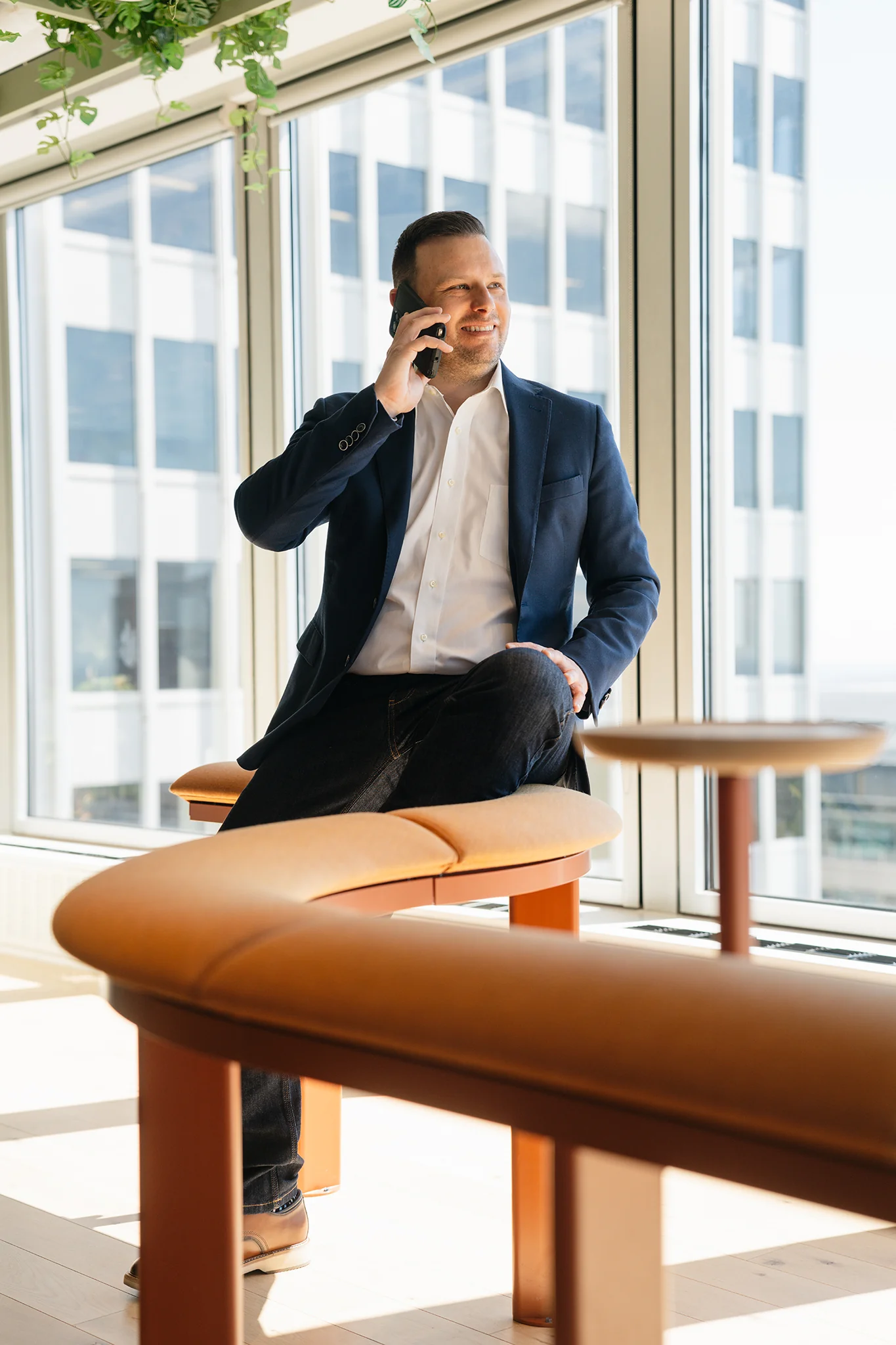 Éric Petit, fondateur de Maestro Mobilité, au téléphone dans les bureaux de l'entreprise.