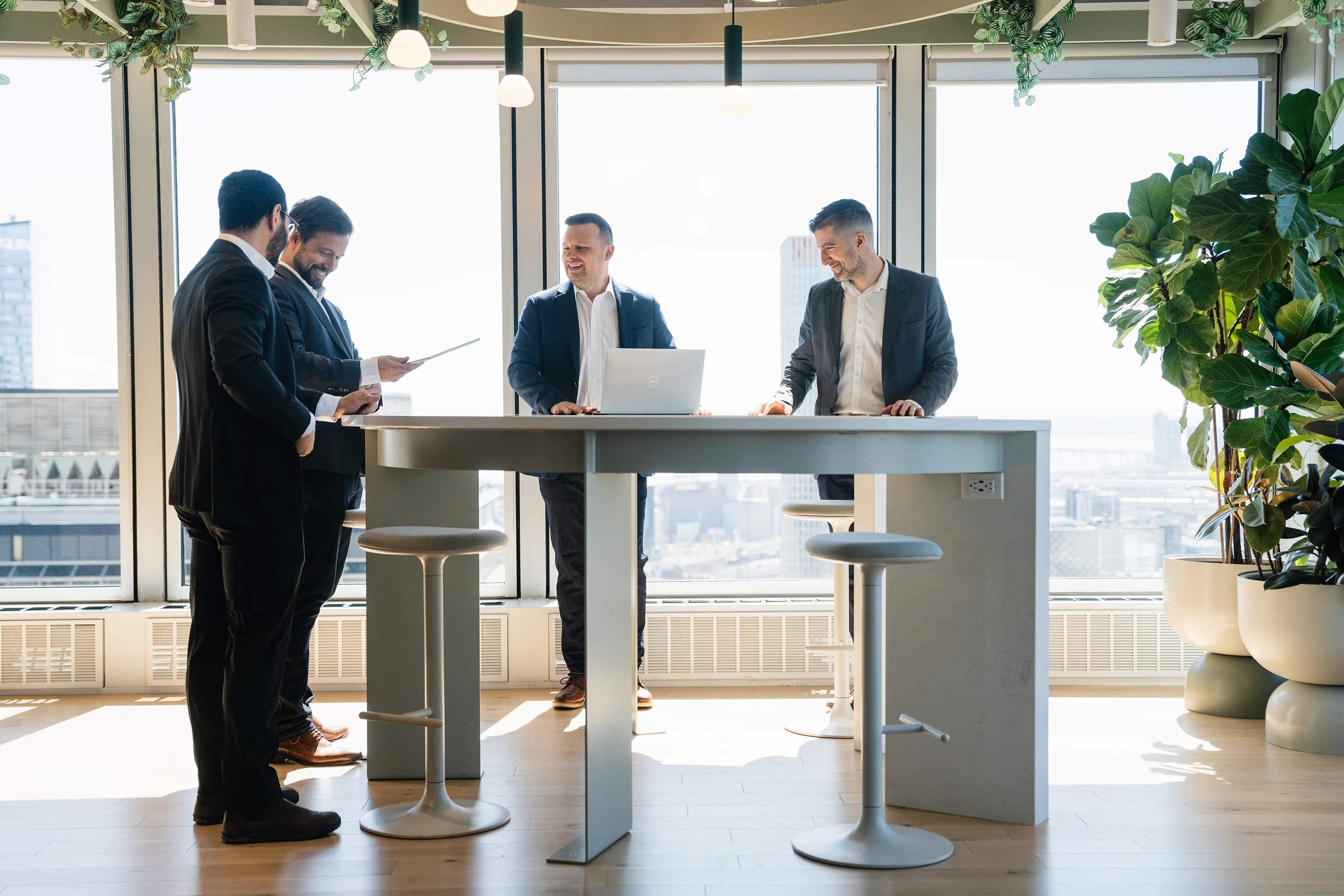 Éric Petit en bureau de projet, devant des plans techniques.