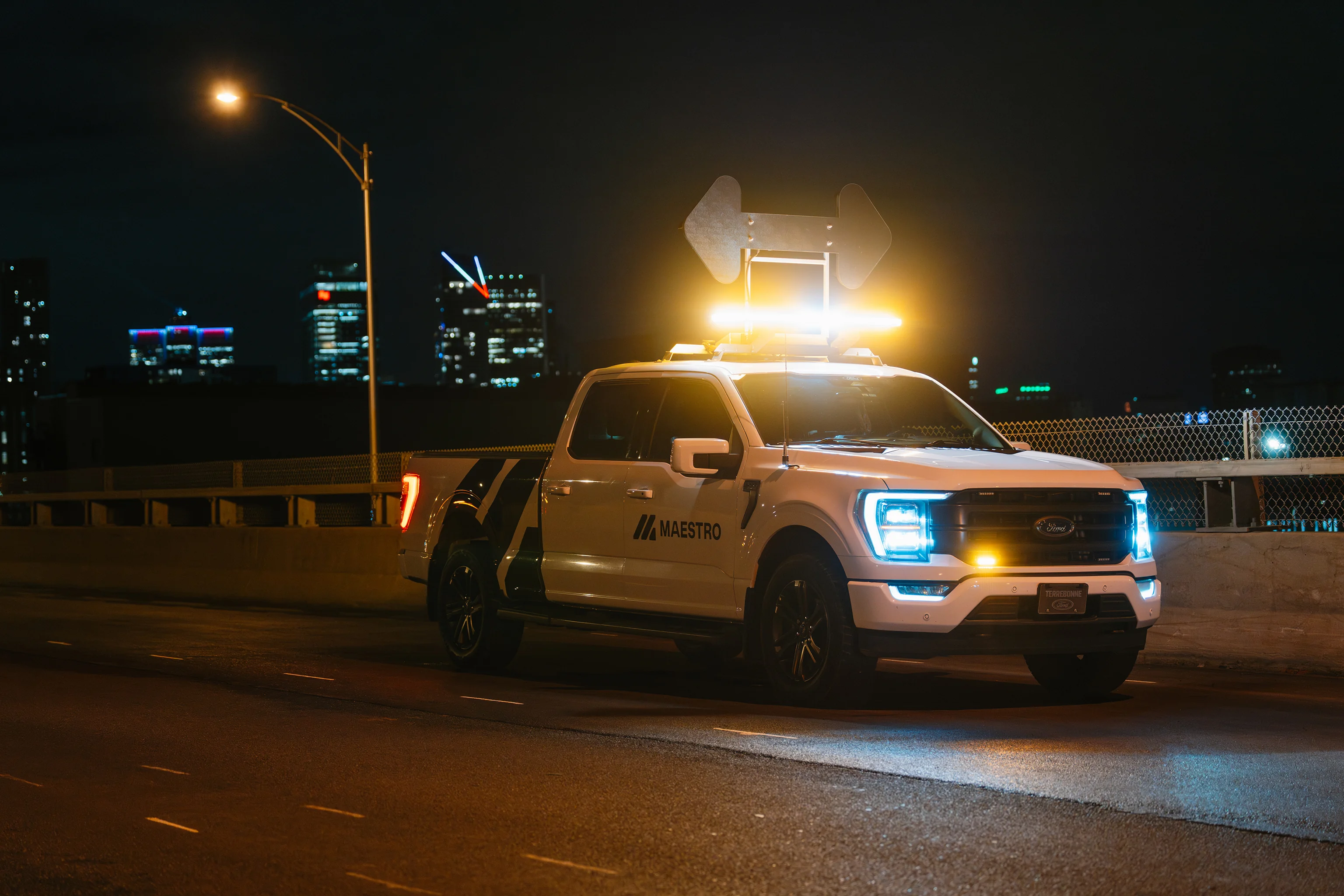 Équipe Maestro Mobilité en intervention nocturne sur l'autoroute Bonaventure, Montréal.
